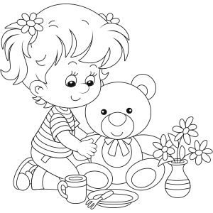 La petite fille joue avec l'ours